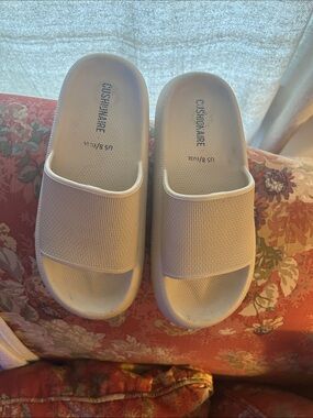 Cushionaire Women's Cream Slide Sandals